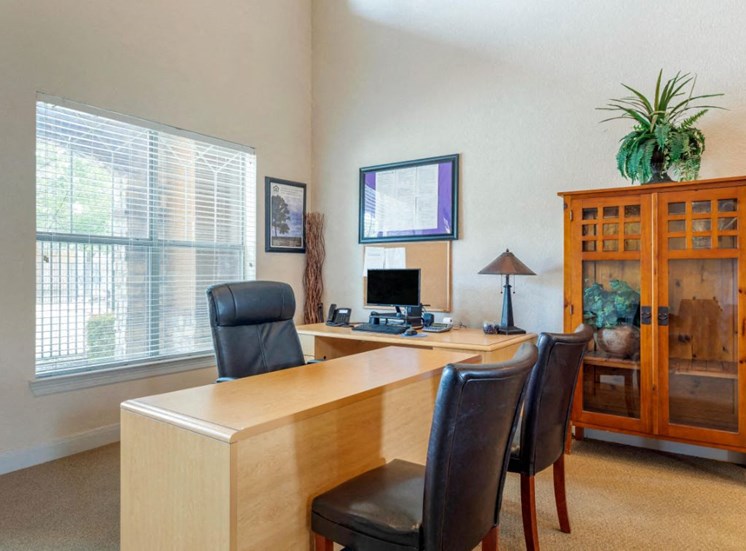 Leasing desk with chairs and a window in the background
